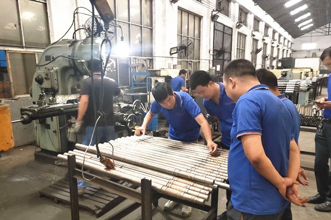 华体会体育每周对各个工序进行质量监督检验的现场。